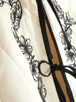 Pikowana kurtka z haftem