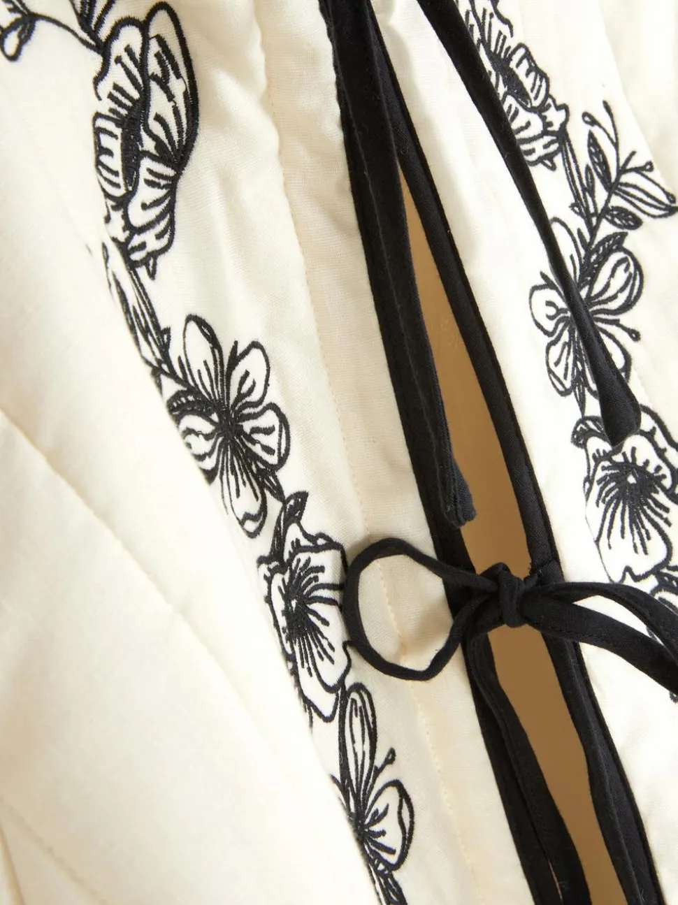 Pikowana kurtka z haftem