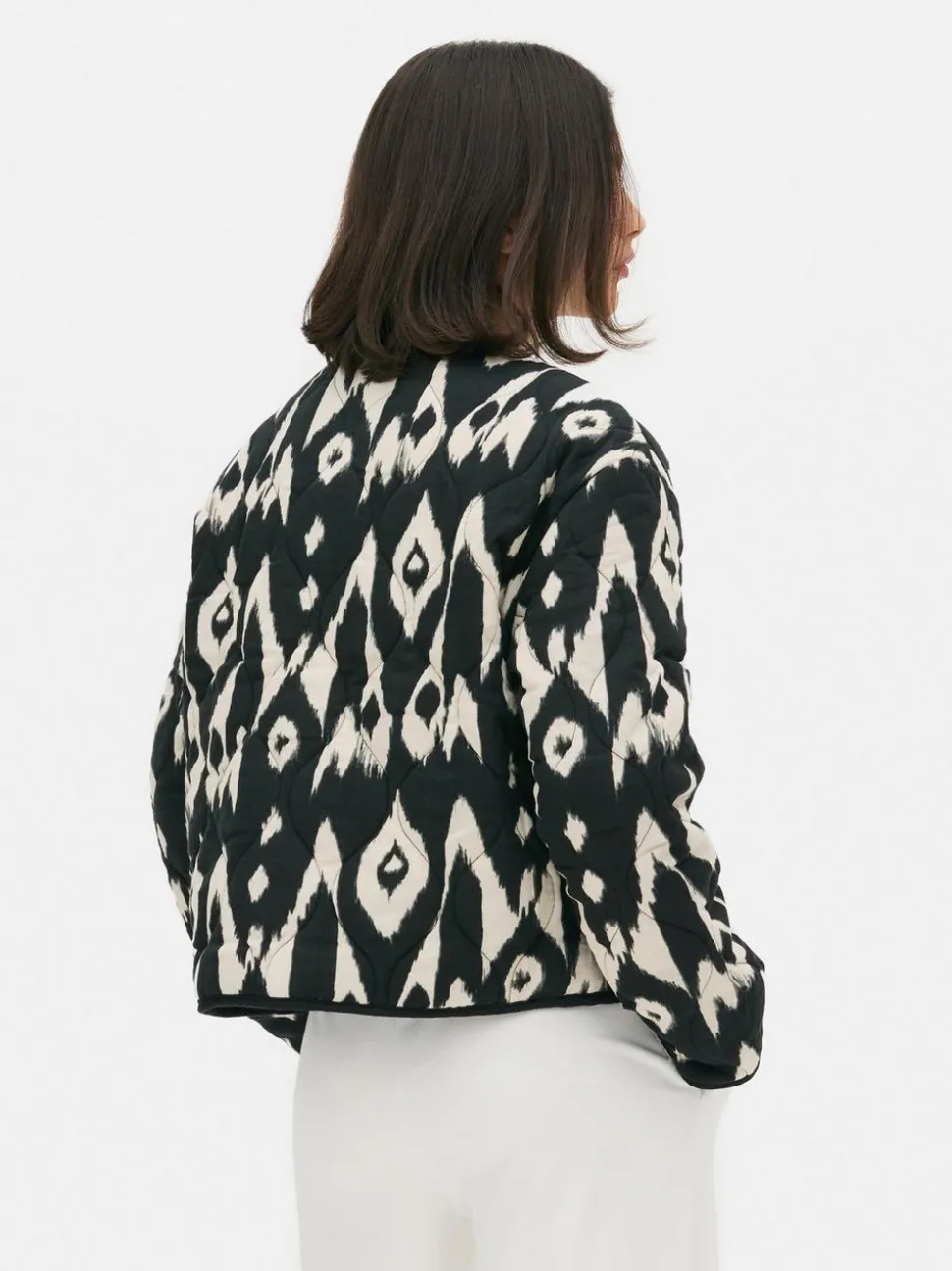 Pikowana kurtka z zapięciem na guziki