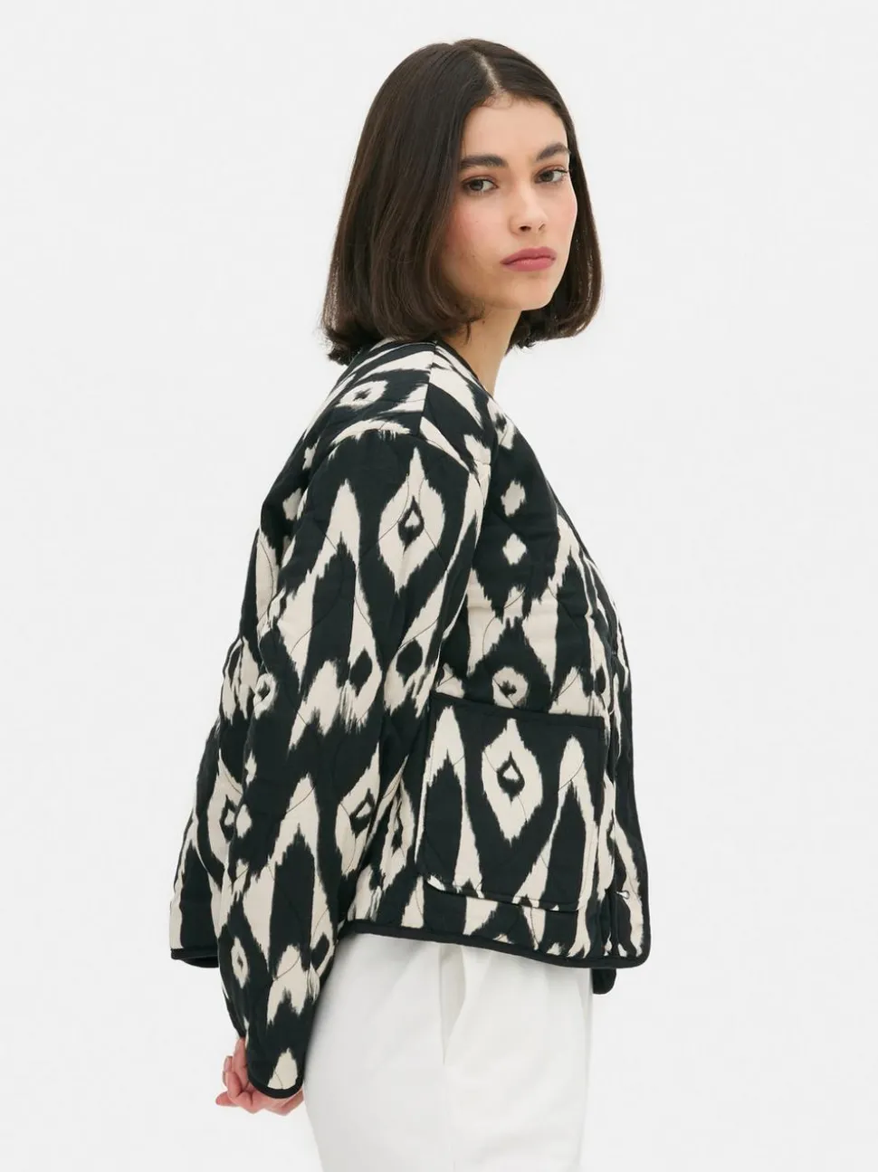 Pikowana kurtka z zapięciem na guziki