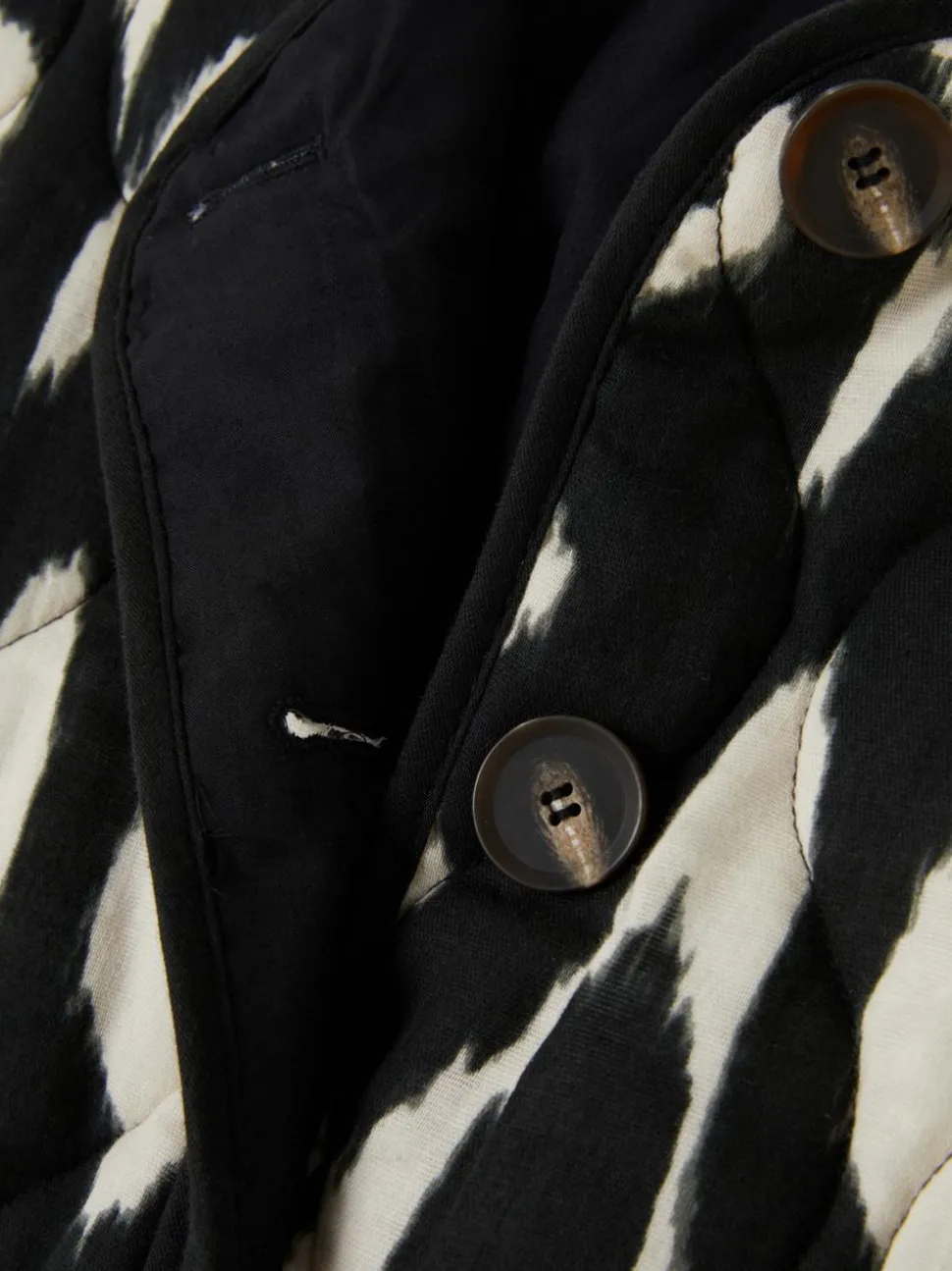 Pikowana kurtka z zapięciem na guziki