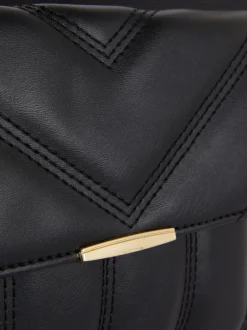 Pikowana torebka na ramię ze sztucznej skóry