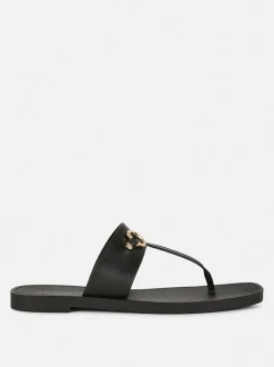 Plastikowe sandały-japonki z ozdobną sprzączką