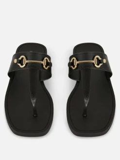 Plastikowe sandały-japonki z ozdobną sprzączką