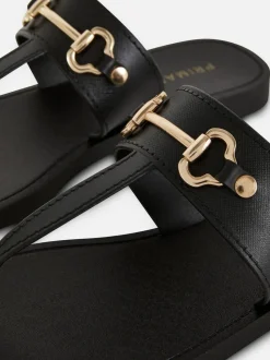 Plastikowe sandały-japonki z ozdobną sprzączką