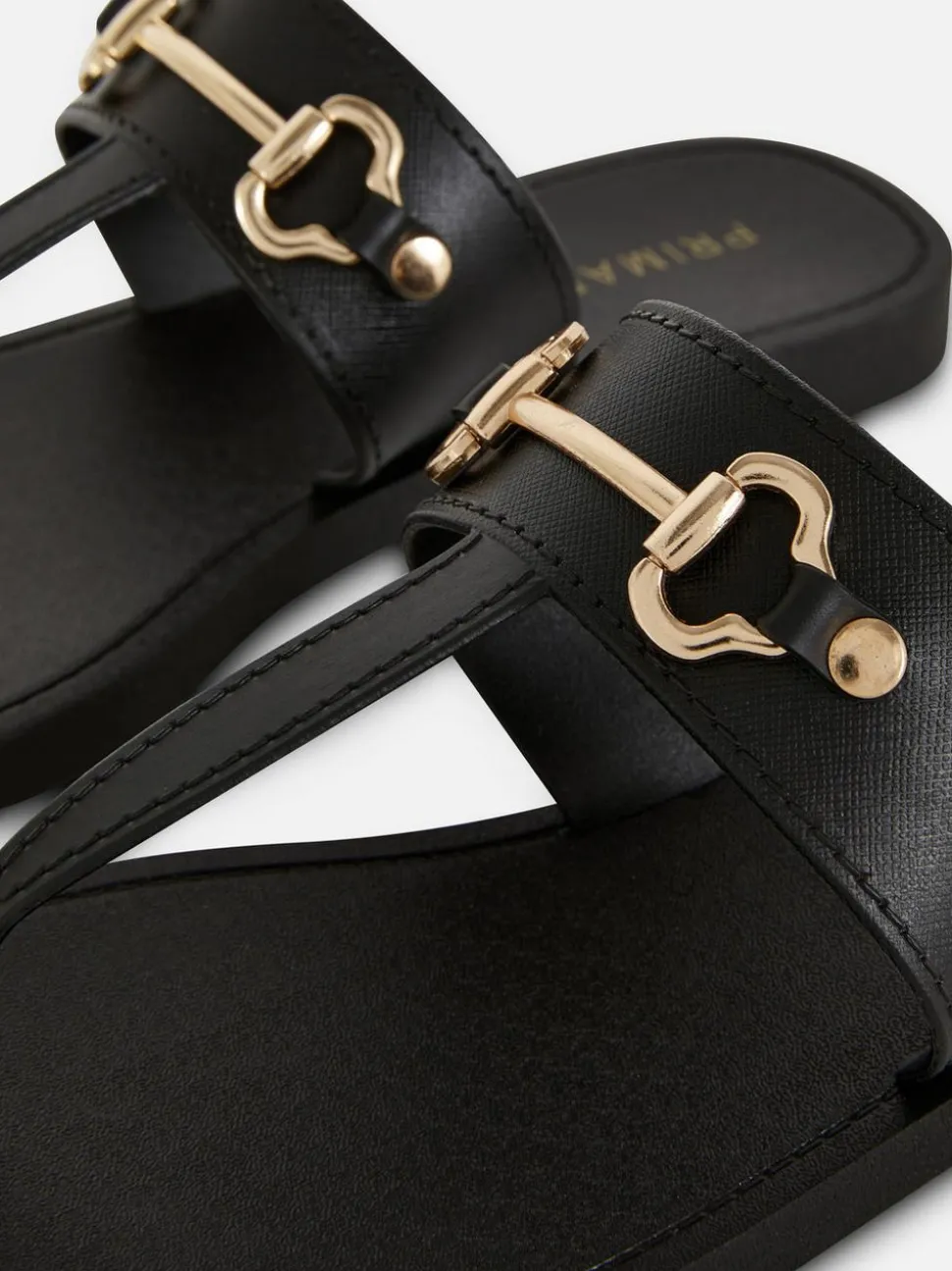 Plastikowe sandały-japonki z ozdobną sprzączką