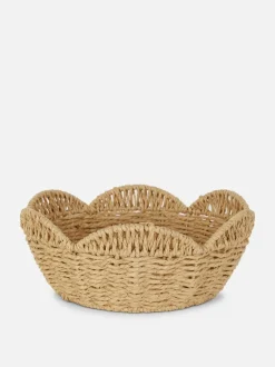 Pleciony kosz na owoce z muszelkowym wykończeniem