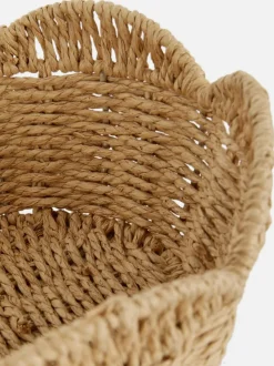 Pleciony kosz na owoce z muszelkowym wykończeniem