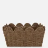 Pleciony koszyk z muszelkowym wykończeniem