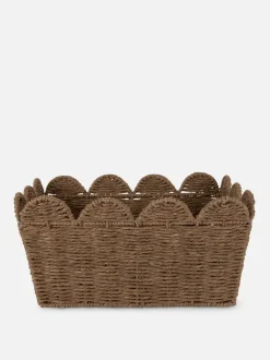 Pleciony koszyk z muszelkowym wykończeniem