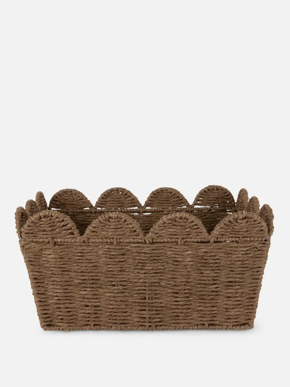 Pleciony koszyk z muszelkowym wykończeniem