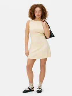 Podkreślająca sylwetkę sukienka mini z marszczeniami