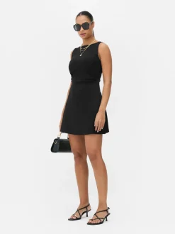 Podkreślająca sylwetkę sukienka mini z marszczeniami