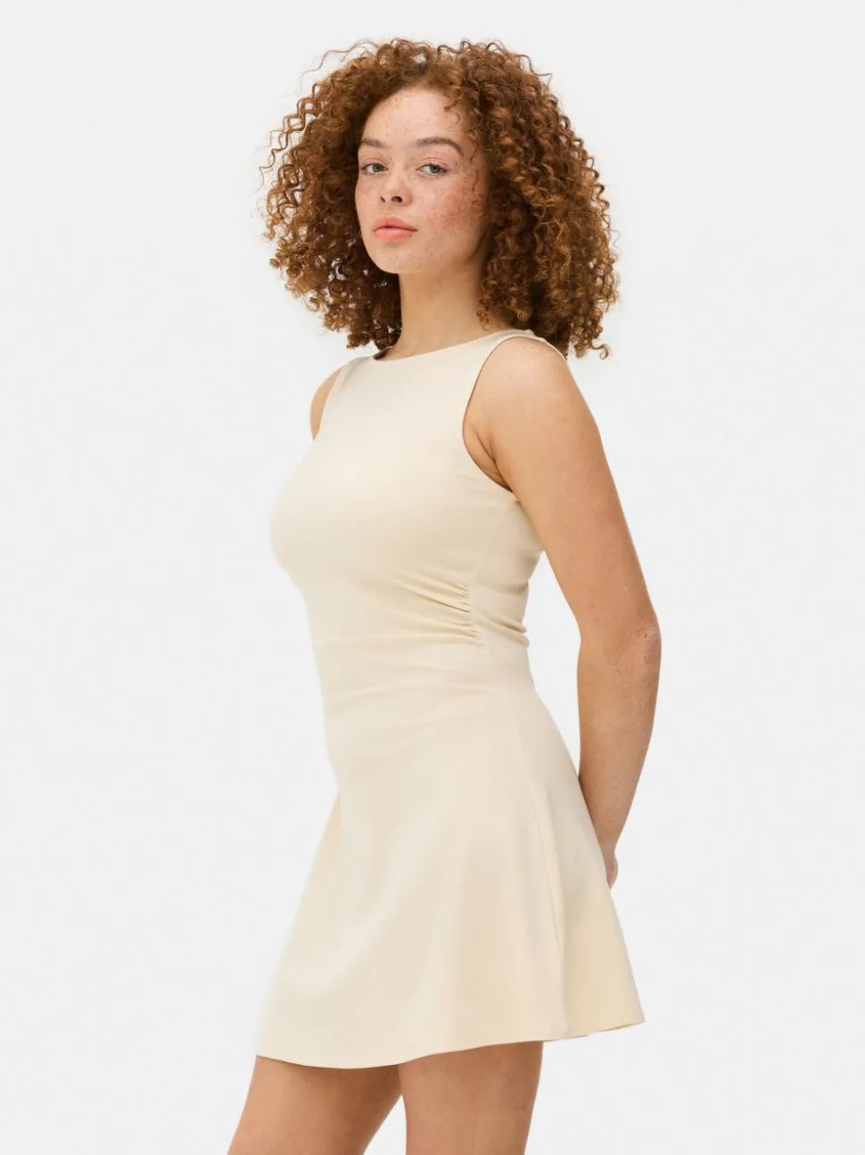 Podkreślająca sylwetkę sukienka mini z marszczeniami