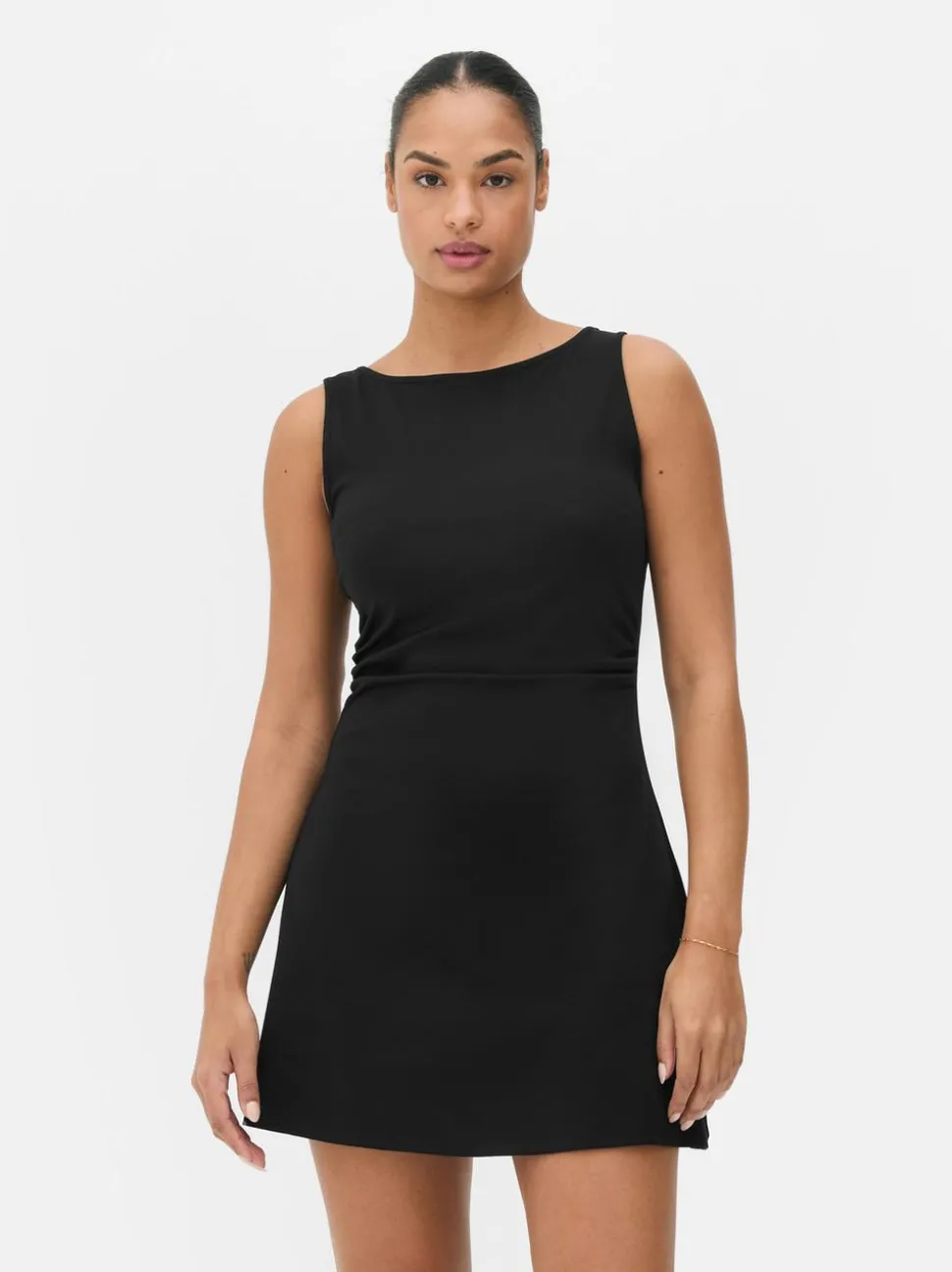 Podkreślająca sylwetkę sukienka mini z marszczeniami