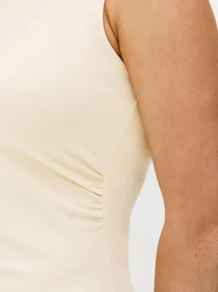 Podkreślająca sylwetkę sukienka mini z marszczeniami