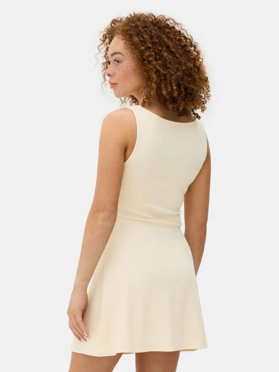 Podkreślająca sylwetkę sukienka mini z marszczeniami