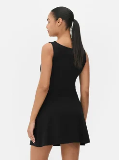 Podkreślająca sylwetkę sukienka mini z marszczeniami