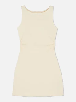 Podkreślająca sylwetkę sukienka mini z marszczeniami