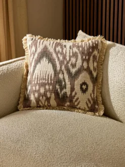 Poduszka z frędzlami i wzorem ikat