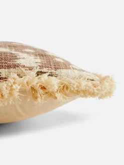Poduszka z frędzlami i wzorem ikat