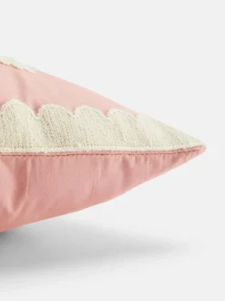 Poduszka z kwiatowym haftem w stonowanej kolorystyce