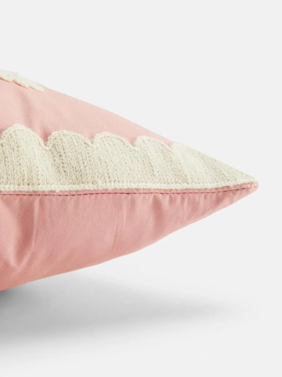 Poduszka z kwiatowym haftem w stonowanej kolorystyce