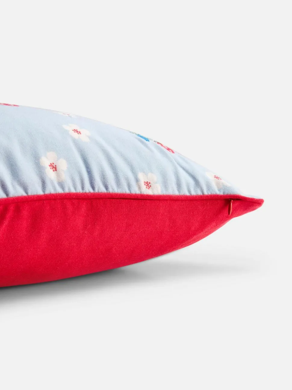 Poduszka ze wzorem w kwiaty i truskawki