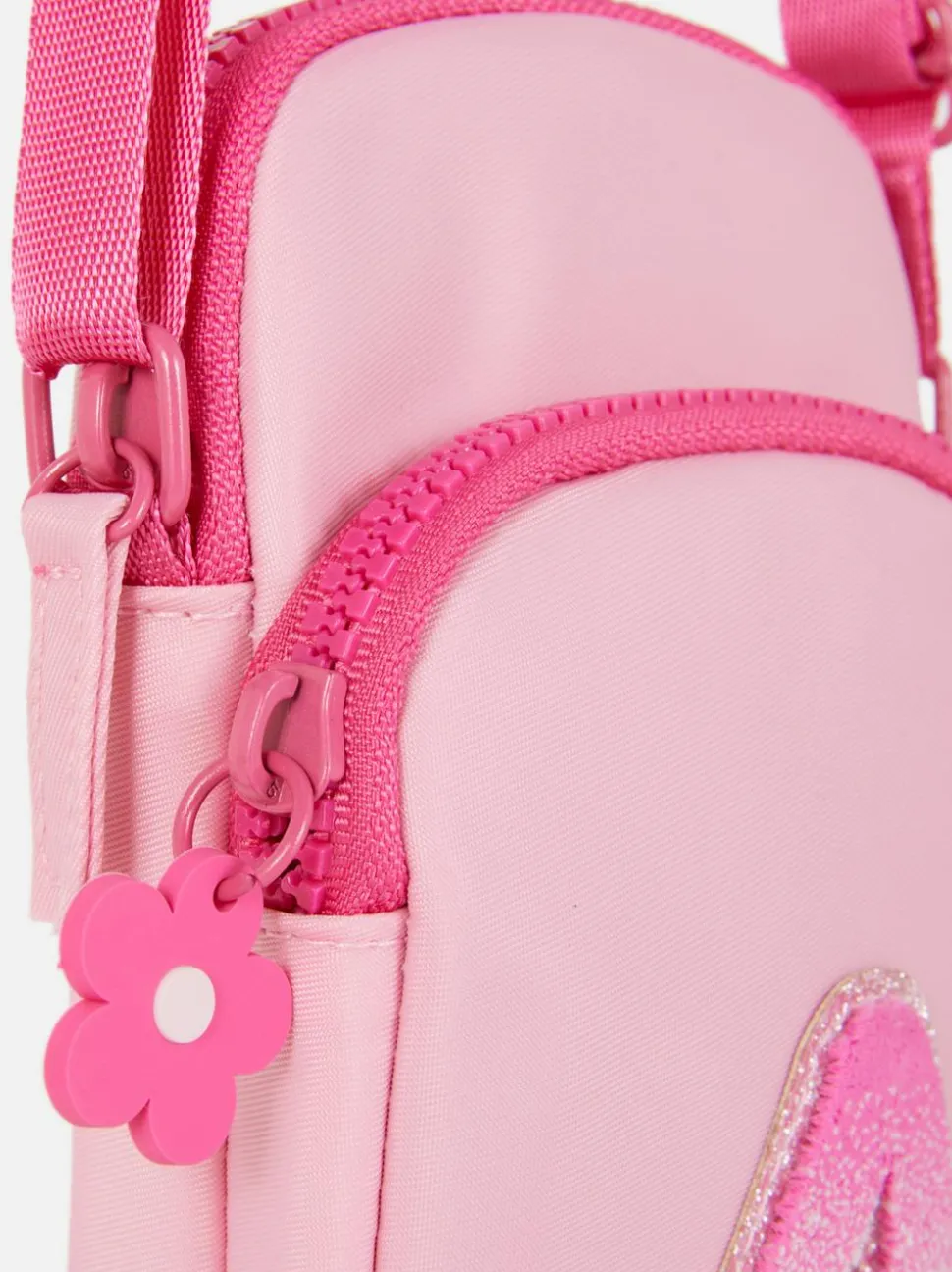 Pokrowiec na telefon na długim pasku z inicjałem