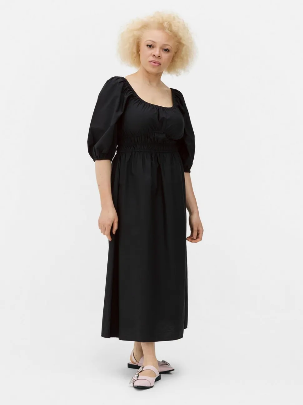 Popelinowa sukienka midi z marszczeniami