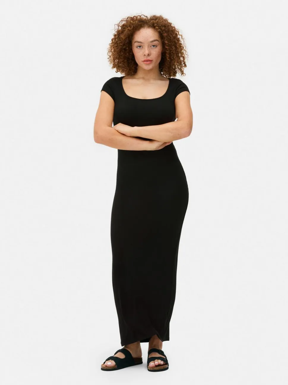 Prążkowana sukienka maxi o dopasowanym kroju