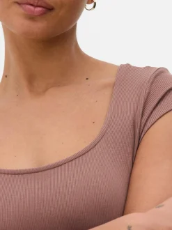 Prążkowana sukienka maxi o dopasowanym kroju