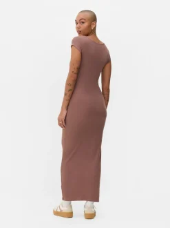 Prążkowana sukienka maxi o dopasowanym kroju