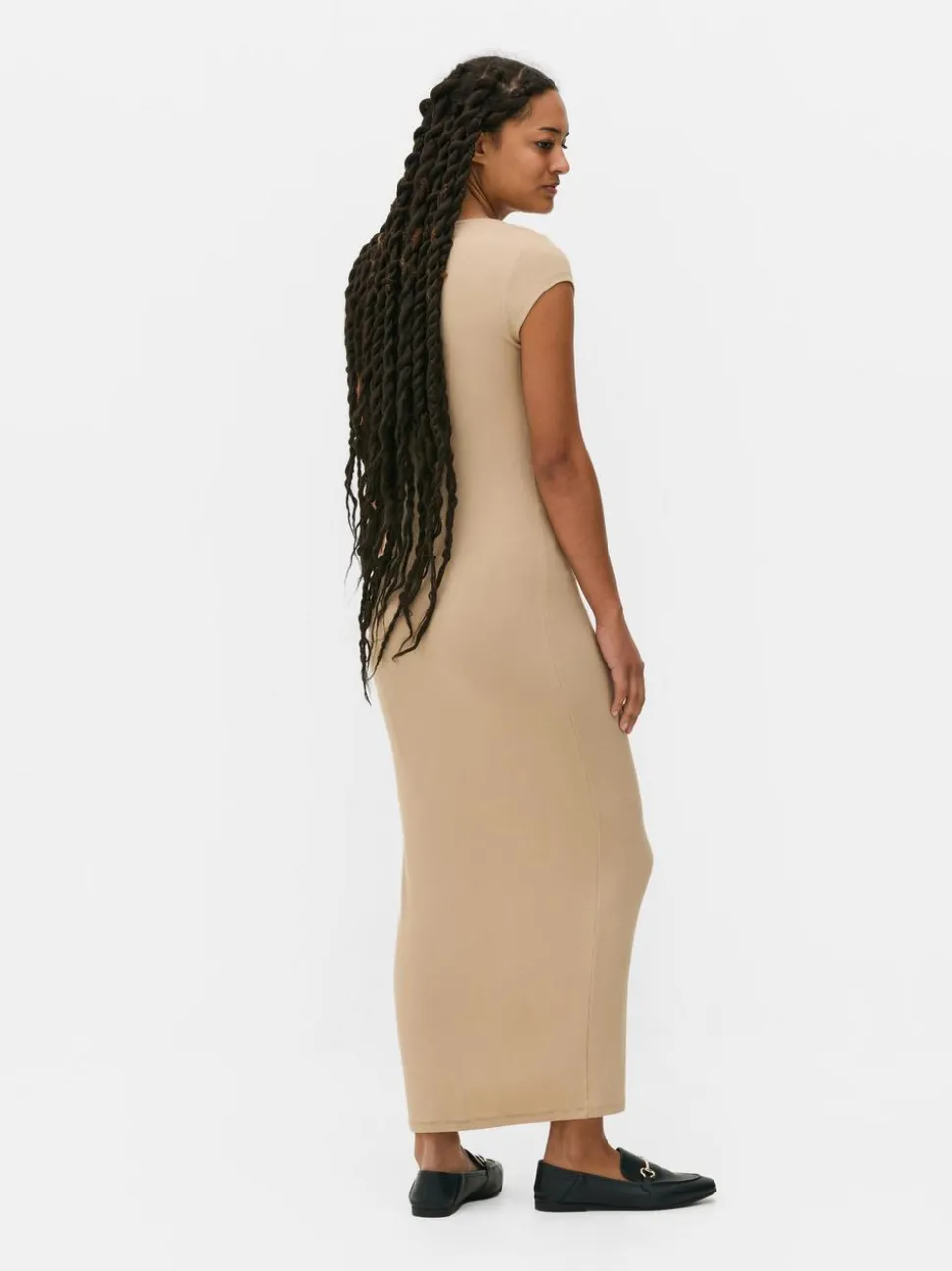 Prążkowana sukienka maxi o dopasowanym kroju