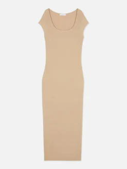 Prążkowana sukienka maxi o dopasowanym kroju