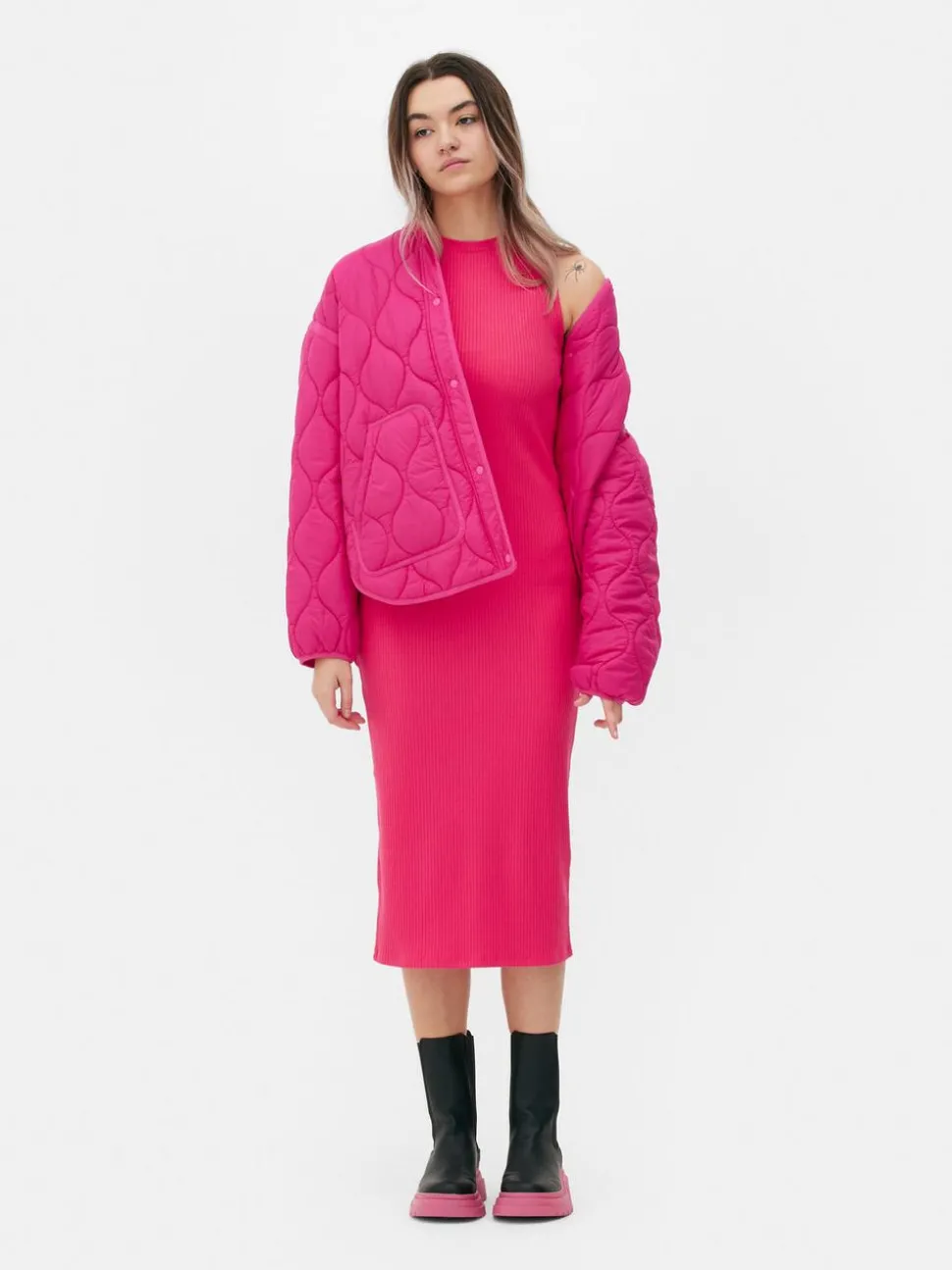 Prążkowana sukienka midi o fasonie bokserki