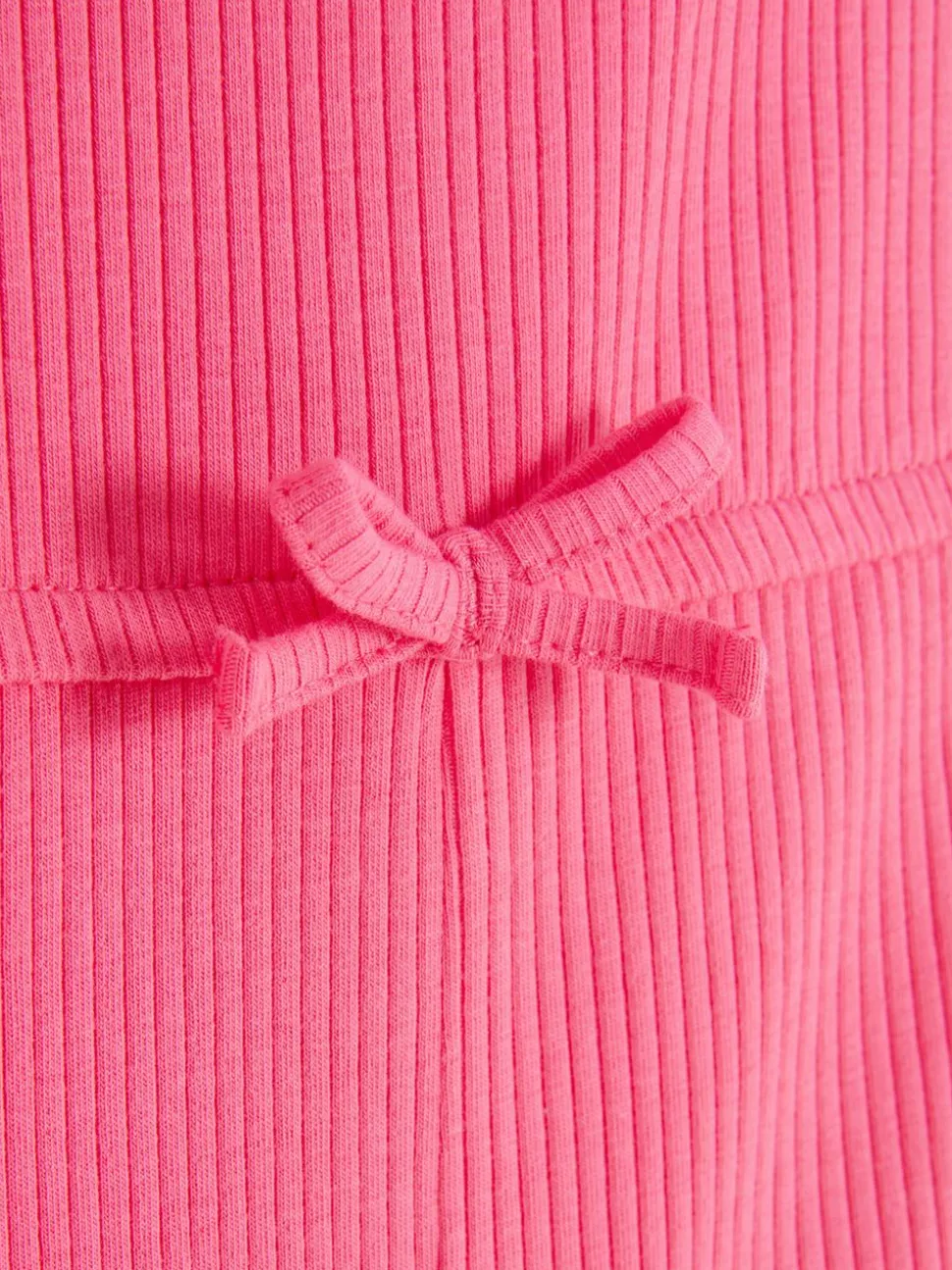 Prążkowany kombinezon z falbanką