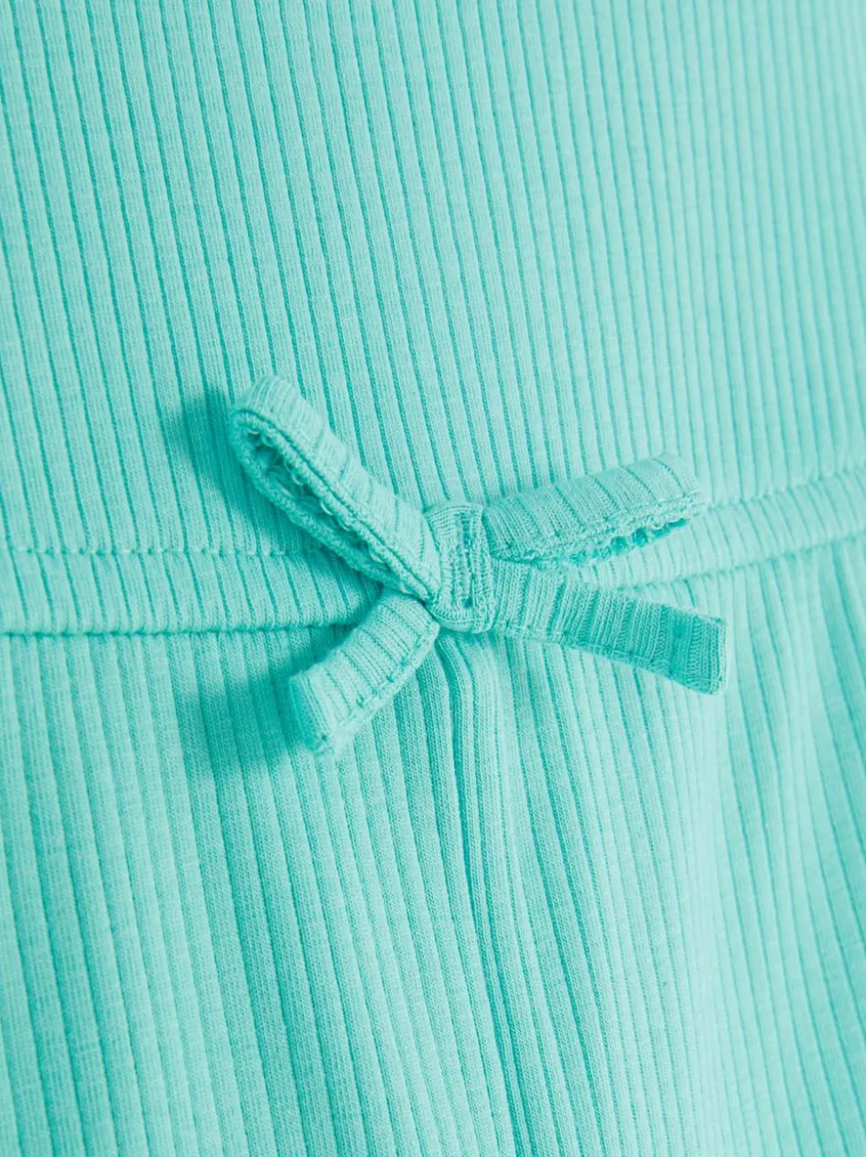 Prążkowany kombinezon z falbanką