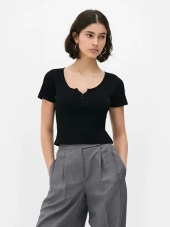 Prążkowany T-shirt typu henley