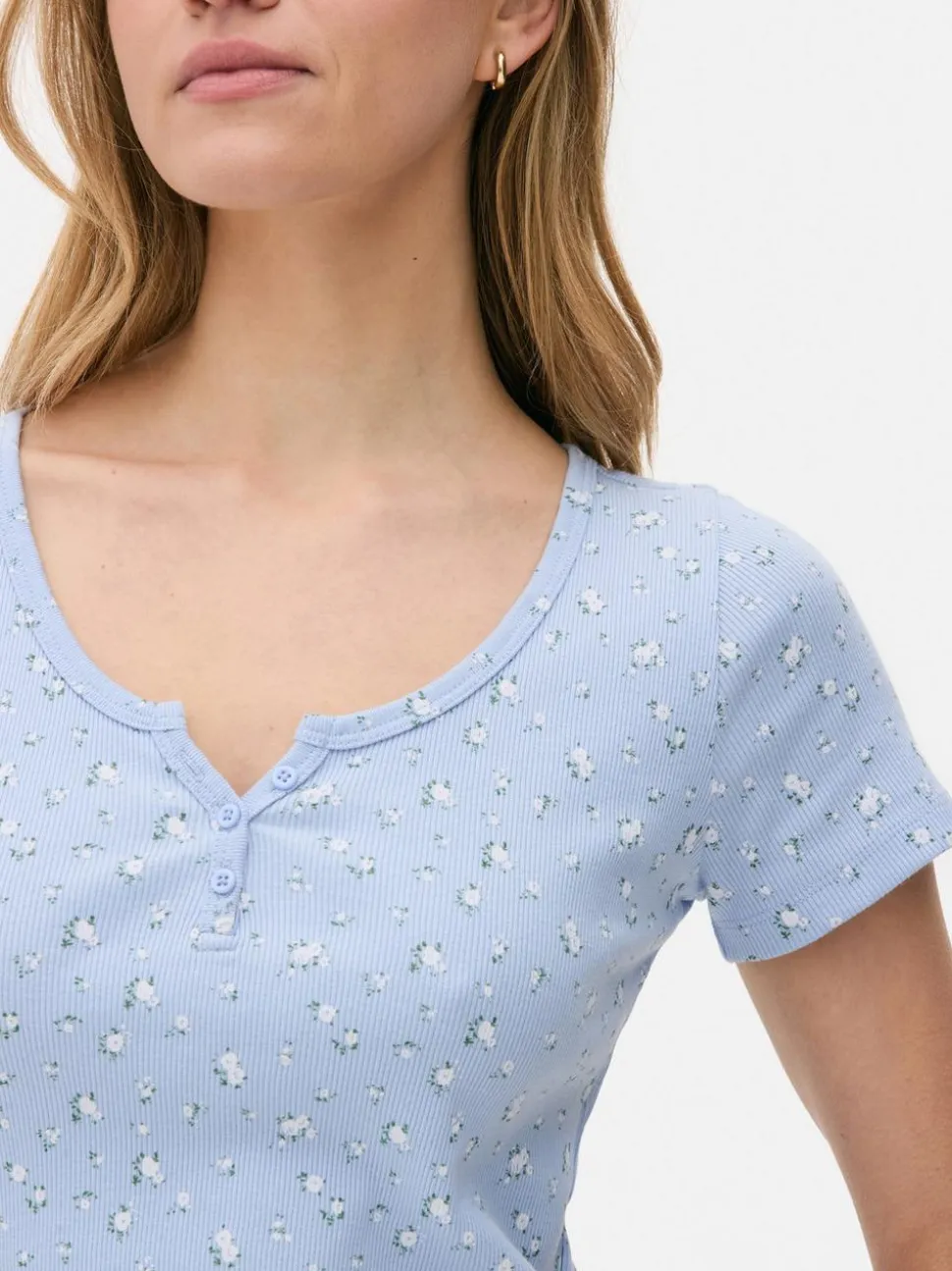 Prążkowany T-shirt typu henley