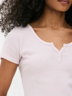 Prążkowany T-shirt typu henley