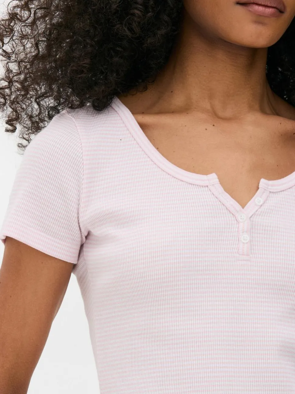 Prążkowany T-shirt typu henley