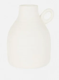 Prążkowany wazon w kształcie dzbanka