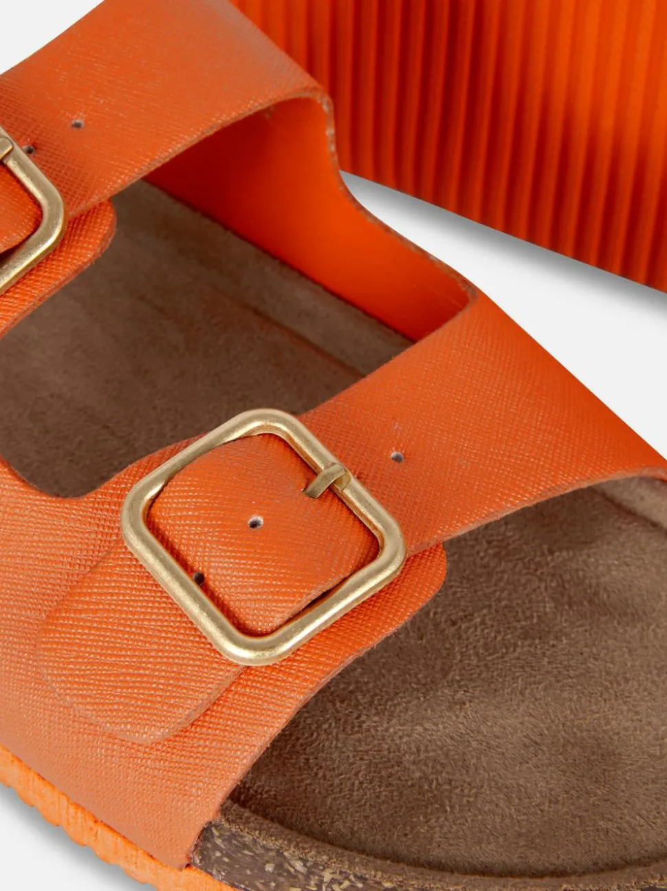 Profilowane sandały z podwójnym paskiem