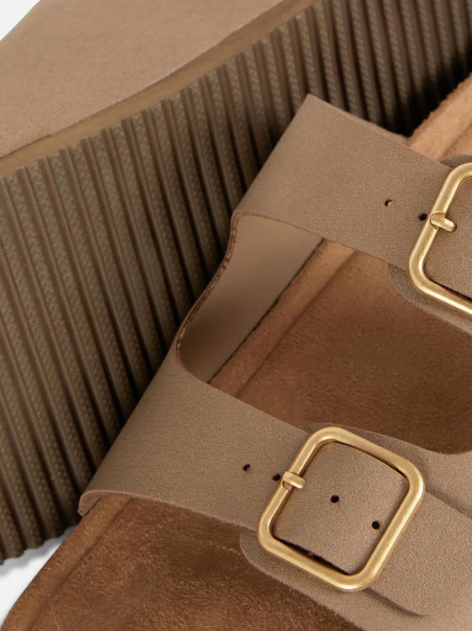 Profilowane sandały z podwójnym paskiem