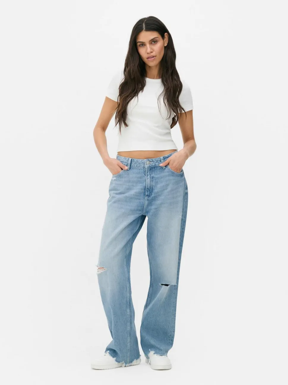 Proste jeansy z efektem znoszenia Paula Echevarría