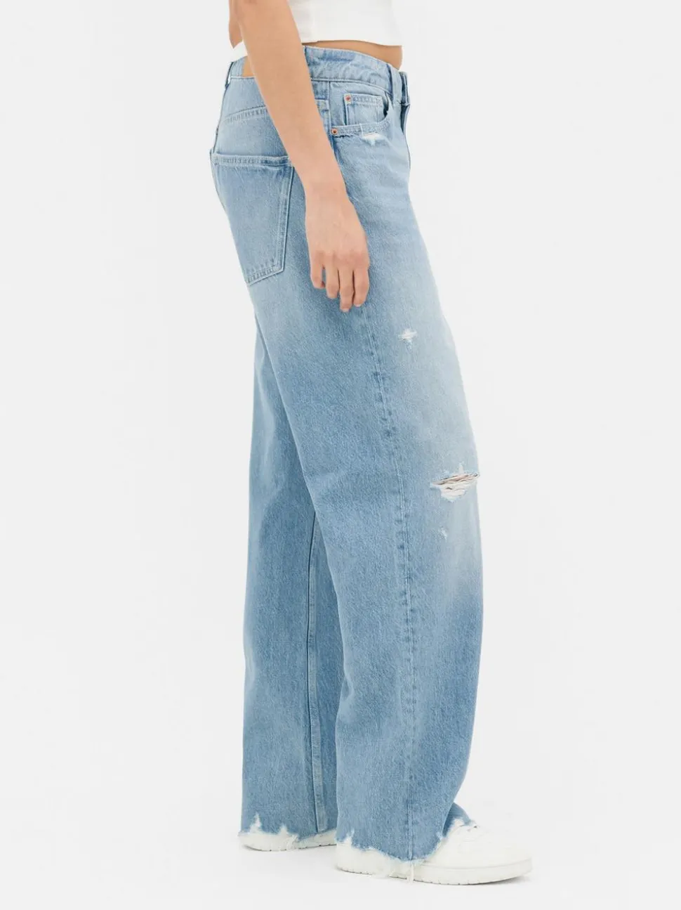 Proste jeansy z efektem znoszenia Paula Echevarría