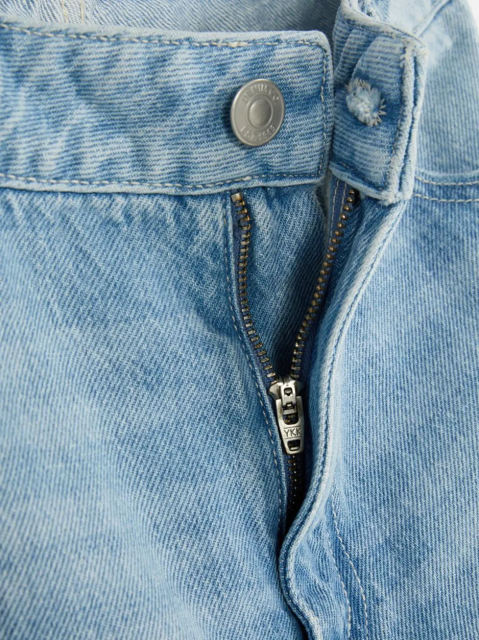 Proste jeansy z efektem znoszenia Paula Echevarría