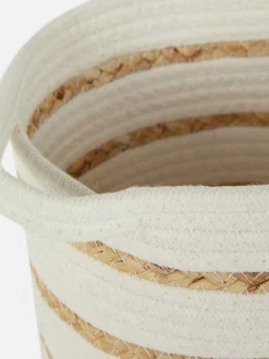 Średni pleciony kosz do przechowywania w paski