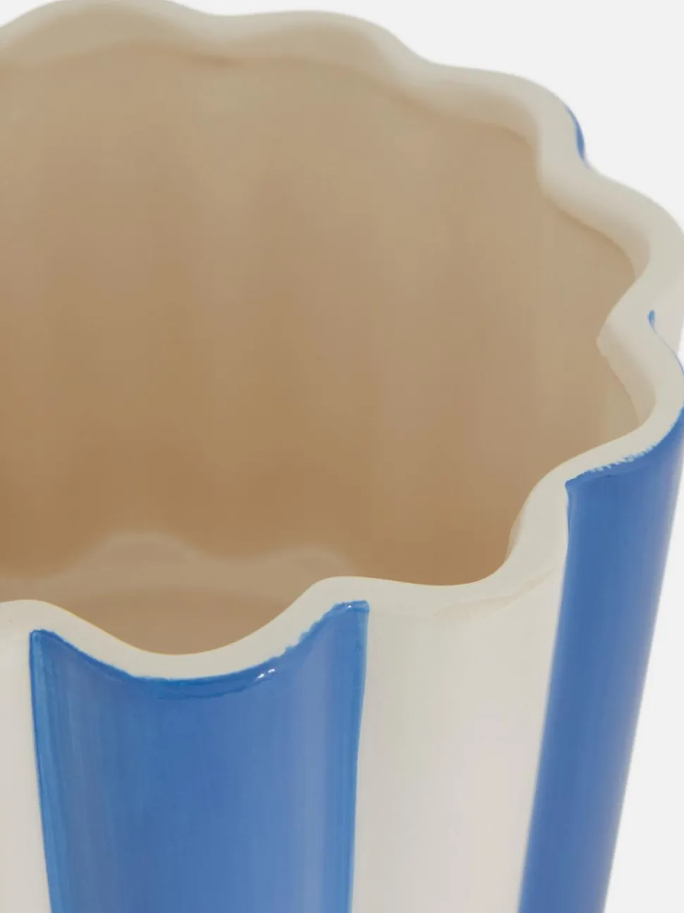 Średnia ceramiczna doniczka z pofalowanym brzegiem